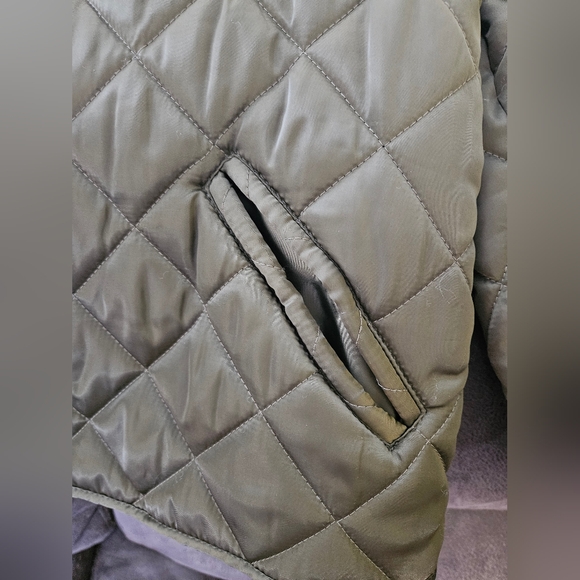 New with tags. Olive green quilted jacket with pockets and 1 inside pocket - Picture 3 of 11